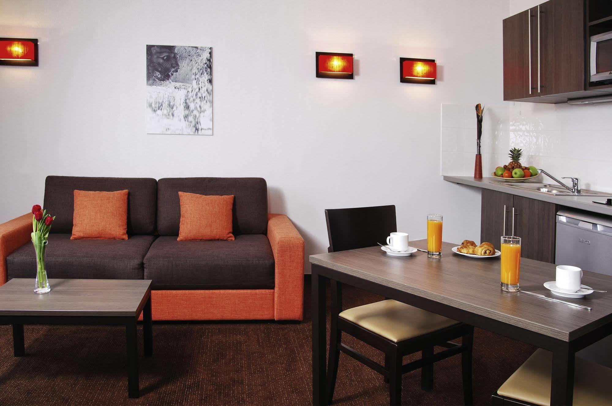 Zenitude Hôtel-Résidences Nîmes Centre Habitación foto